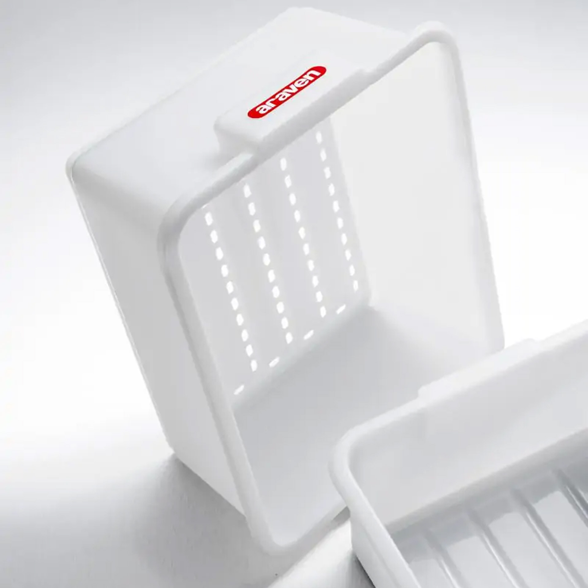 Caixa Hermética Perfurada Branca 35L 53X39.6X20.5cm