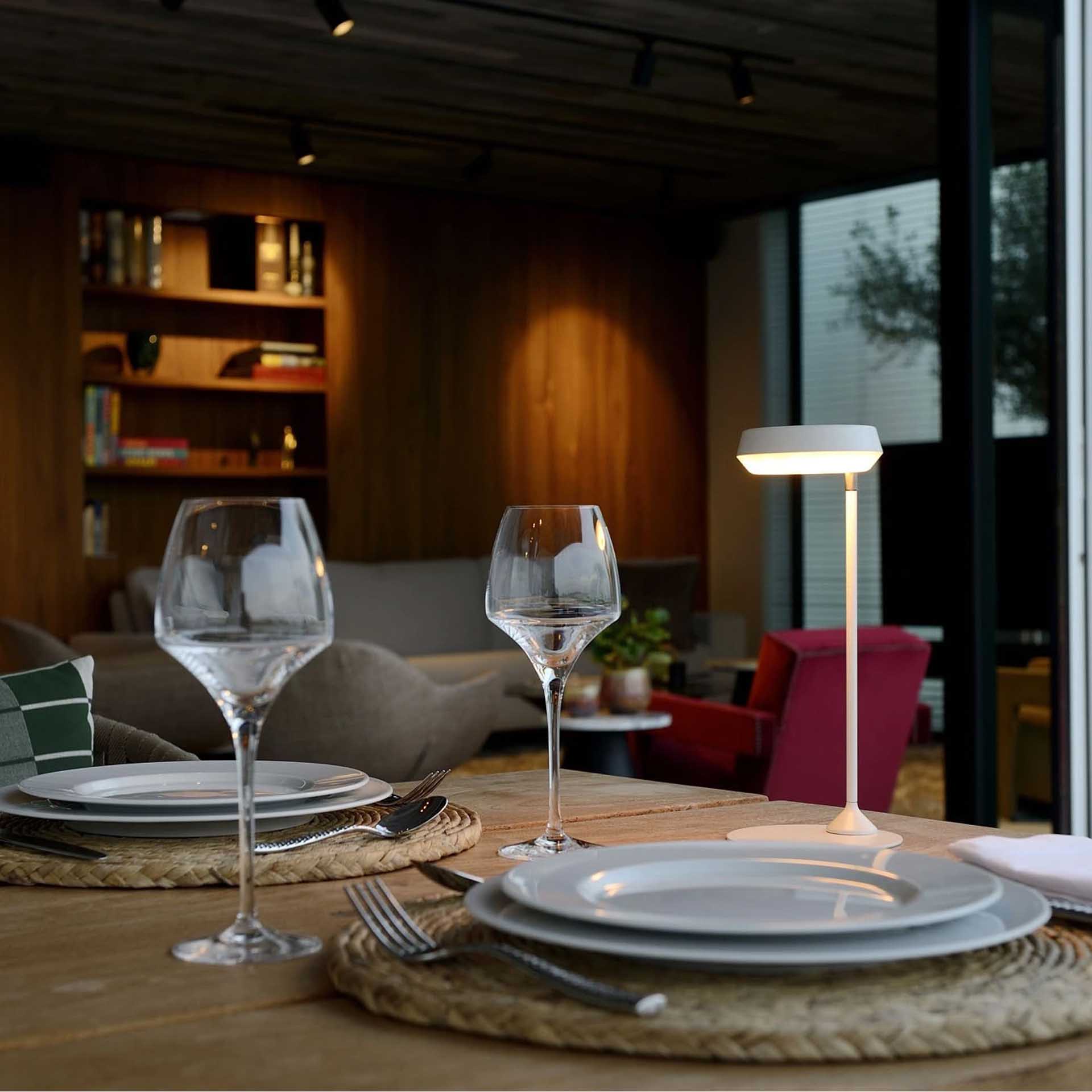 Candeeiro Mesa Mirai Branco 10X3X28.6cm