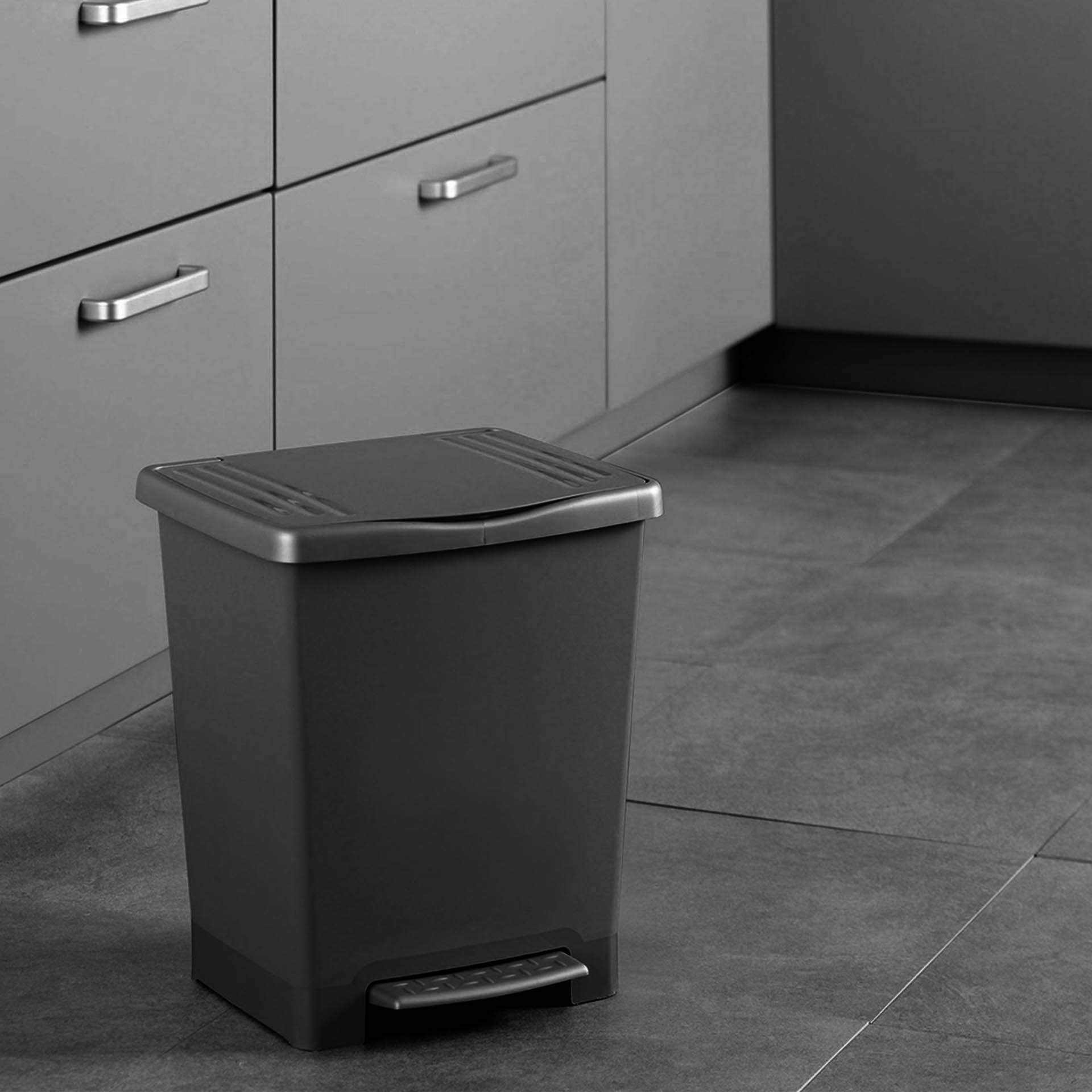 Balde Lixo com Pedal Millenium Preto 23L / 33.5X30X39CM
