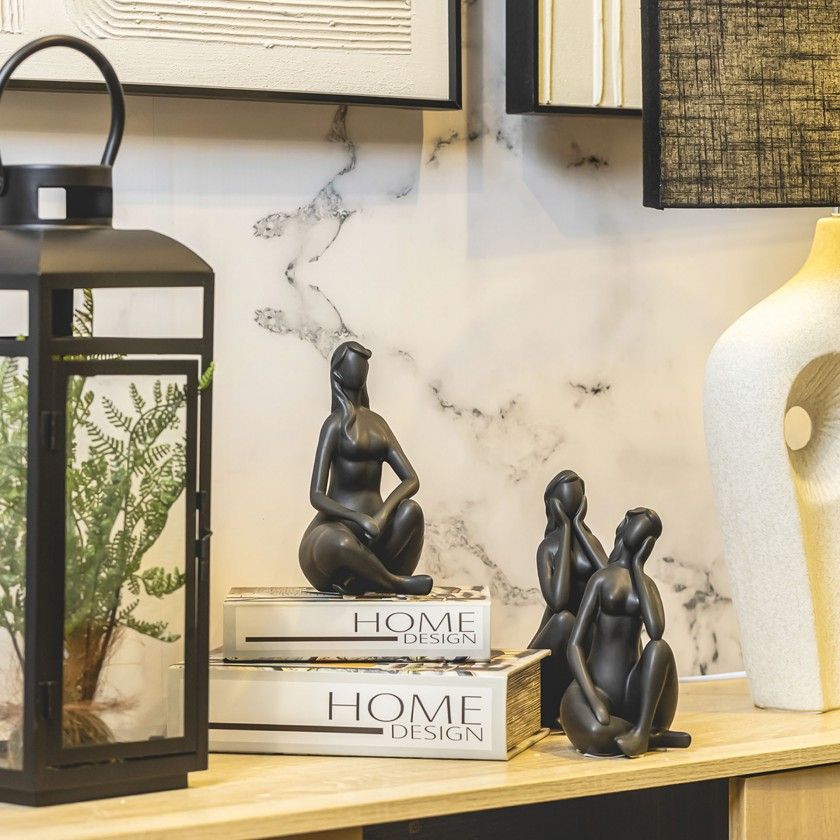 Figura Mulher Sentada Com Mãos Nas Pernas 13X9.5X20cm Figura Mulher Sentada Com Mãos Nas Pernas 13X9.5X20cm